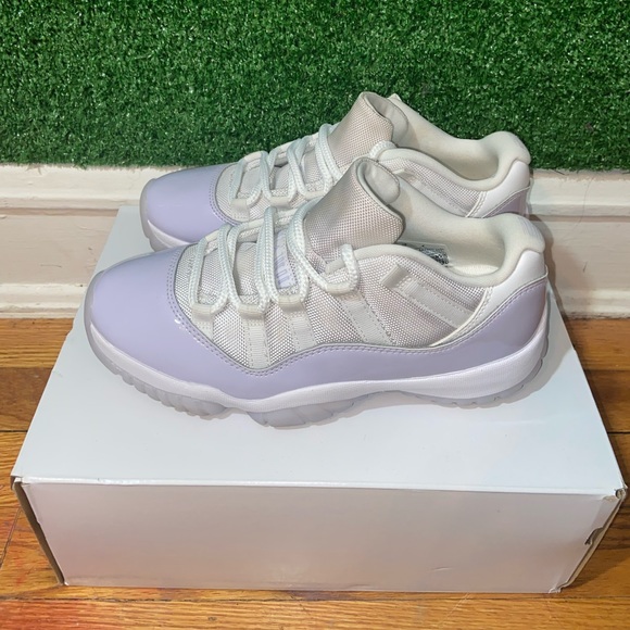 Jordan 12s Violet purple - Picture 3 of 4